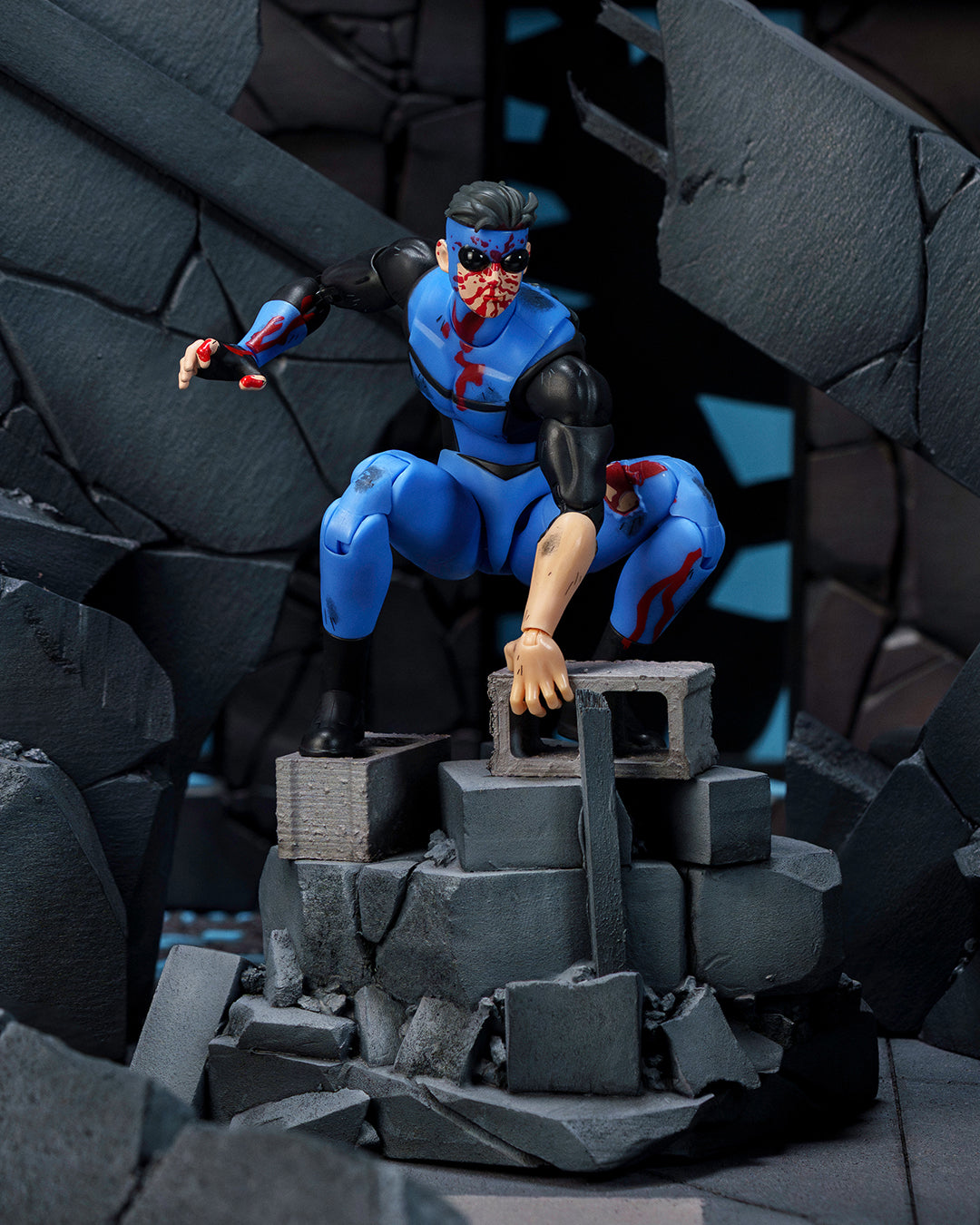 Invincible 1/12 Scale Action Figure Battle Damaged Deluxe Exclusive [ORDERS START 7/23/2026]