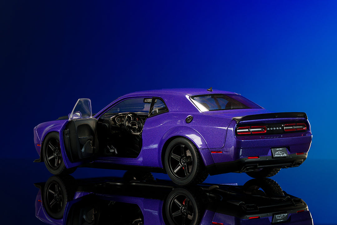 Pink Slips 1:18 Dodge Challenger Demon Social 04